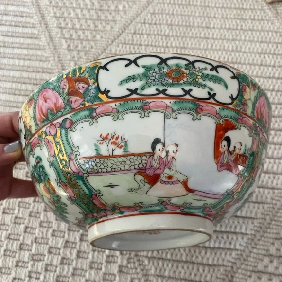 Late 20th century Rose Medallion large bowl, 9” across, Made in Japan/Hong Kong - Picture 10 of 16